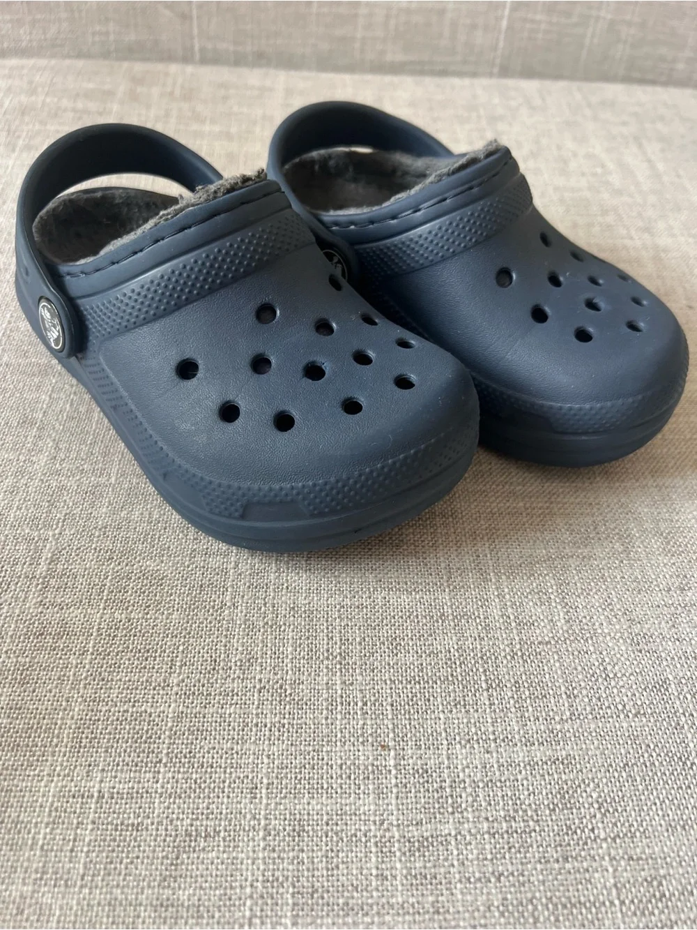 Crocs Classic kids unisex faux fur Lined mule Clogs w/strap, Navy, size 8